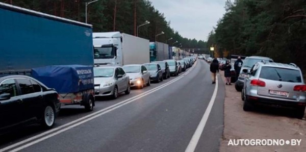 «55 часов в очереди». Люди готовы бить машины друг друга, чтобы влезть в очередь на ПП «Брест-Тересполь» «55 часов в очереди». Люди готовы бить машины друг друга, чтобы влезть в очередь на ПП «Брест-Тересполь»