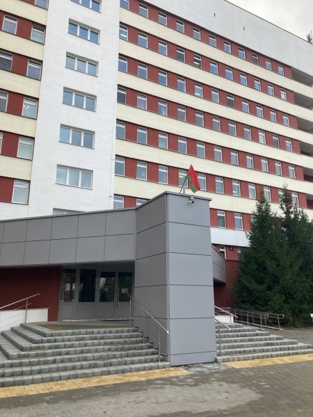 В Брестской городской больнице №1 завершаются работы по ремонту фасада главного корпуса