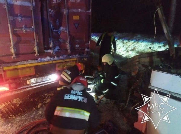 В Беларуси автобус столкнулся с фурой В Беларуси автобус столкнулся с фурой