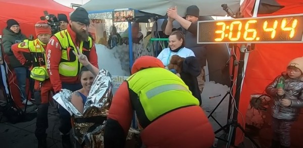 Женщина установила мировой рекорд, проведя в ящике со льдом больше трех часов Женщина установила мировой рекорд, проведя в ящике со льдом больше трех часов