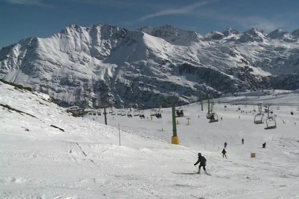 В Альпах белорус хотел проехать на бусе по лыжной трассе В Альпах белорус хотел проехать на бусе по лыжной трассе