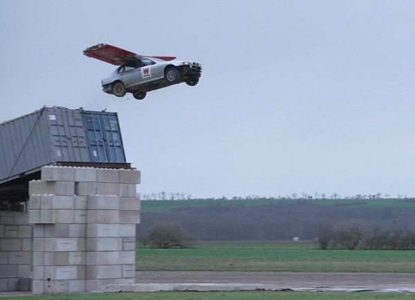 Эксперимент: как далеко может улететь BMW E39, если на нее поставить крылья самолета Эксперимент: как далеко может улететь BMW E39, если на нее поставить крылья самолета