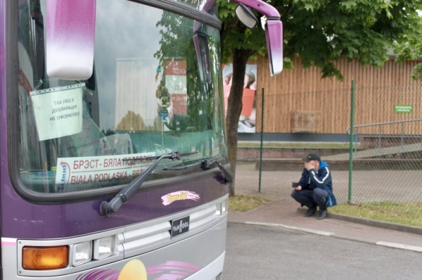 «Одни по 20 часов стоят, другие за ночь $500 делают». Репортаж из пункта пропуска «Брест — Тересполь» «Одни по 20 часов стоят, другие за ночь $500 делают». Репортаж из пункта пропуска «Брест — Тересполь»