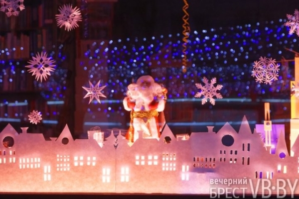Посмотрите, как брестские заведения украсили витрины к Новому году Посмотрите, как брестские заведения украсили витрины к Новому году