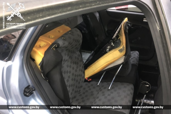 Гражданин России спрятал 4,2 кг гашиша в оборудованном за обшивкой сиденья автомобиля тайнике. Случай на границе в Бресте Гражданин России спрятал 4,2 кг гашиша в оборудованном за обшивкой сиденья автомобиля тайнике. Случай на границе в Бресте