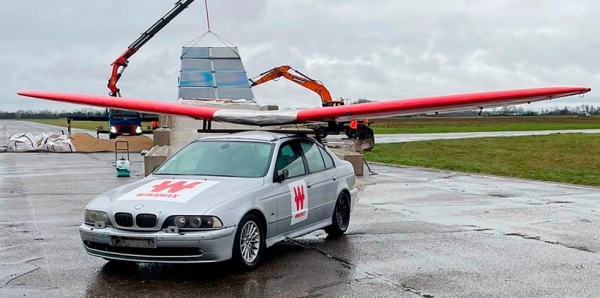 Эксперимент: как далеко может улететь BMW E39, если на нее поставить крылья самолета Эксперимент: как далеко может улететь BMW E39, если на нее поставить крылья самолета