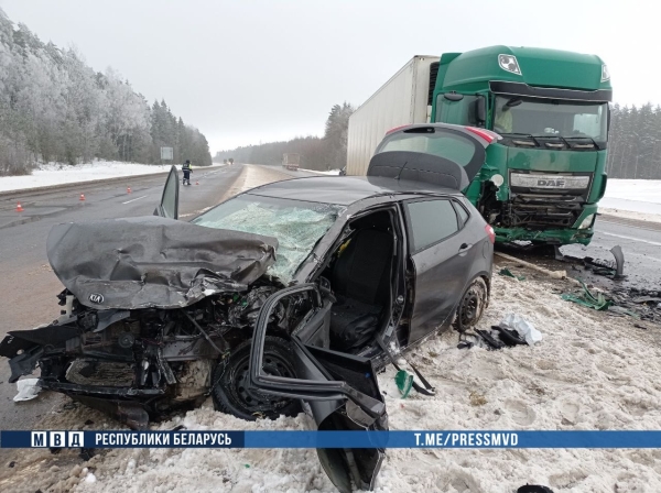 На трассе М1 легковушка врезалась в фуру: пассажир погиб, водитель в реанимации На трассе М1 легковушка врезалась в фуру: пассажир погиб, водитель в реанимации