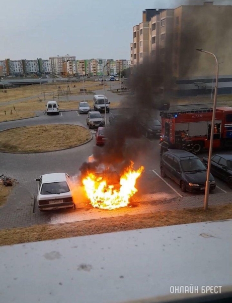 В Кобрине на парковке загорелся автомобиль В Кобрине на парковке загорелся автомобиль