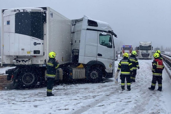 В Австрии из бака фуры белоруса после ДТП вылилось много топлива В Австрии из бака фуры белоруса после ДТП вылилось много топлива