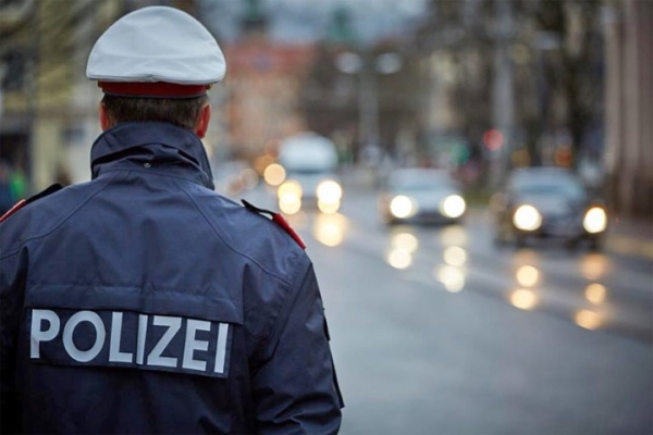 В Австрии белорус и молдаванин хотели разбить камнями сигаретный автомат. Чем закончилась история? В Австрии белорус и молдаванин хотели разбить камнями сигаретный автомат. Чем закончилась история?