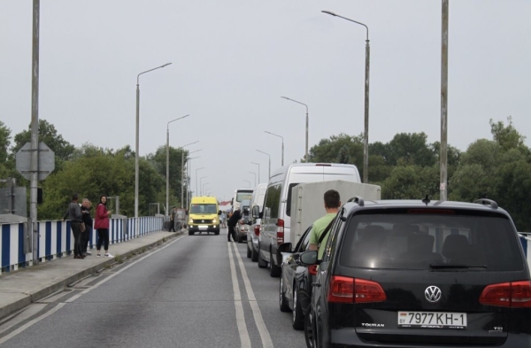 «Одни по 20 часов стоят, другие за ночь $500 делают». Репортаж из пункта пропуска «Брест — Тересполь» «Одни по 20 часов стоят, другие за ночь $500 делают». Репортаж из пункта пропуска «Брест — Тересполь»