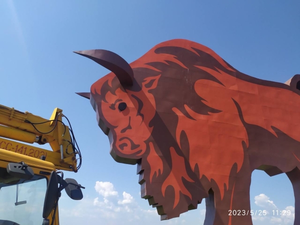 У огромного зубра на трассе М1 теперь светятся глаза У огромного зубра на трассе М1 теперь светятся глаза