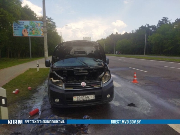 В Бресте на Московской горел автомобиль В Бресте на Московской горел автомобиль