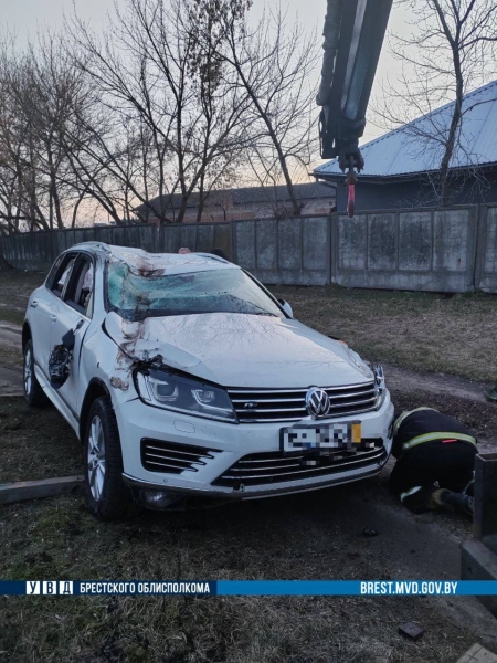 В Бресте автомобиль перевернулся на ж/д переезде