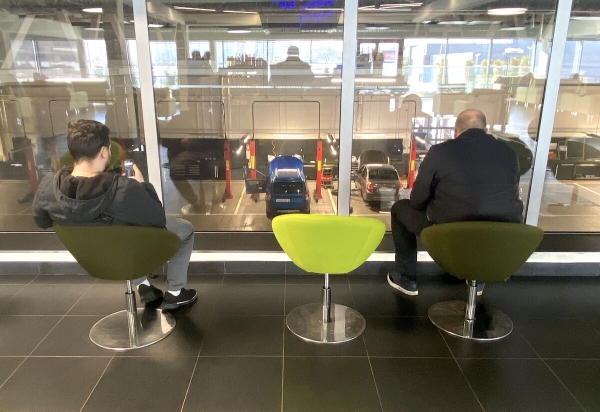 «Отдал полпенсии за первое ТО!». Пенсионер возмущен стоимостью обслуживания у дилера Renault «Отдал полпенсии за первое ТО!». Пенсионер возмущен стоимостью обслуживания у дилера Renault