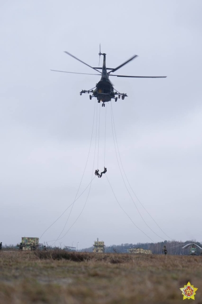 Элементы беспарашютного десантирования отработали на полигоне под Брестом Элементы беспарашютного десантирования отработали на полигоне под Брестом