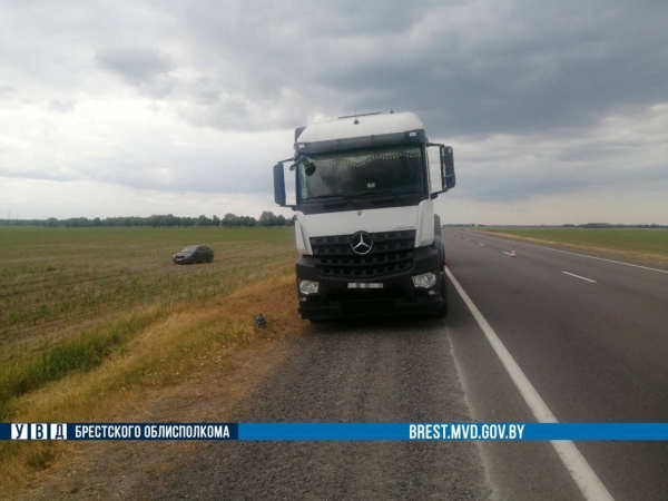 Фура с оторвавшимся колесом вылетела в кювет и опрокинулась в Дрогичинском районе Фура с оторвавшимся колесом вылетела в кювет и опрокинулась в Дрогичинском районе