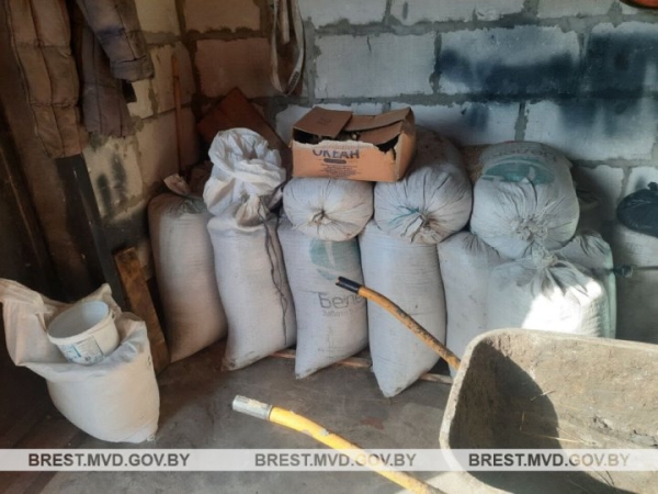 Водитель агропредприятия хранил в гараже ячмень и моторное масло. Случай в Брестской области Водитель агропредприятия хранил в гараже ячмень и моторное масло. Случай в Брестской области