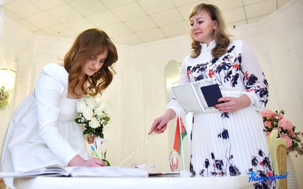 В Барановичах прошло 150-е бракосочетание. Какую роль сыграла бабушка невесты? В Барановичах прошло 150-е бракосочетание. Какую роль сыграла бабушка невесты?