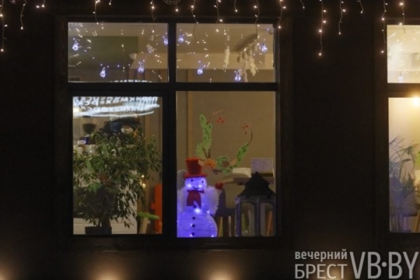 Посмотрите, как брестские заведения украсили витрины к Новому году Посмотрите, как брестские заведения украсили витрины к Новому году
