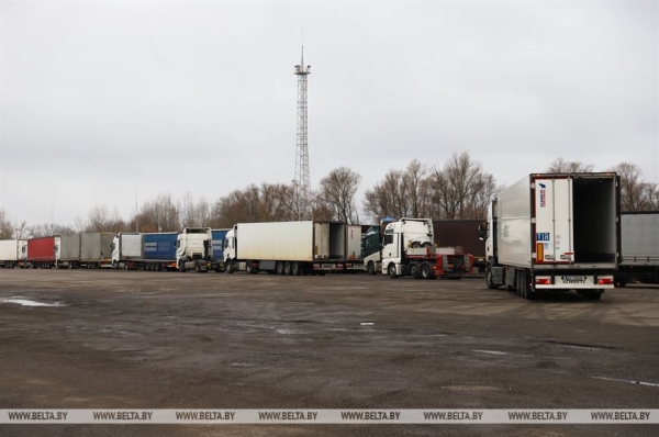 Почти два десятка большегрузов вернулись в «Козловичи» после введенных Польшей ограничений Почти два десятка большегрузов вернулись в «Козловичи» после введенных Польшей ограничений
