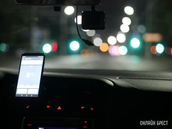 Женщину с ребенком высадили из такси за просьбу сделать музыку потише? У водителя другая версия Женщину с ребенком высадили из такси за просьбу сделать музыку потише? У водителя другая версия