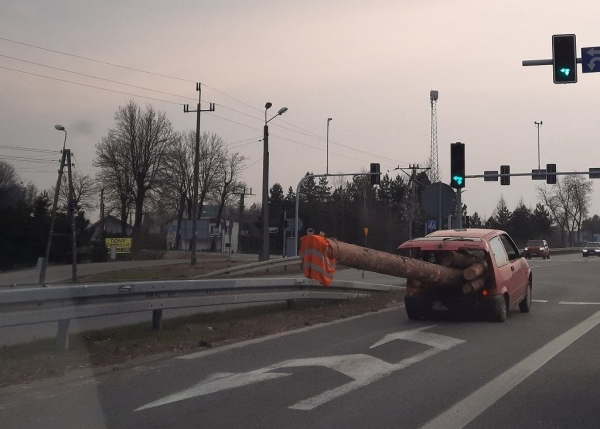 Поляки смеются над водителем Fiat, который превратил малютку в лесовоз и получает за это штрафы Поляки смеются над водителем Fiat, который превратил малютку в лесовоз и получает за это штрафы
