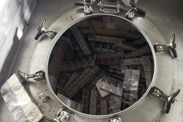 На литовскую границу из Беларуси приехал грузовик с цистерной, а в ней – сигареты на миллион евро На литовскую границу из Беларуси приехал грузовик с цистерной, а в ней – сигареты на миллион евро