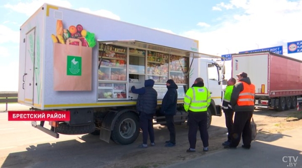 30-километровая очередь на границе: под Брестом организовали торговлю питанием для водителей 30-километровая очередь на границе: под Брестом организовали торговлю питанием для водителей