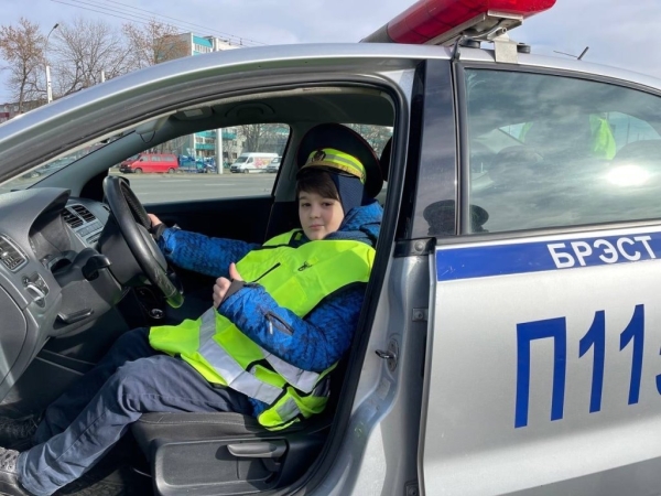 В Бресте дети останавливали водителей и проверяли документы В Бресте дети останавливали водителей и проверяли документы