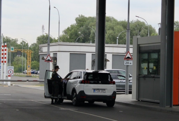 «Одни по 20 часов стоят, другие за ночь $500 делают». Репортаж из пункта пропуска «Брест — Тересполь» «Одни по 20 часов стоят, другие за ночь $500 делают». Репортаж из пункта пропуска «Брест — Тересполь»