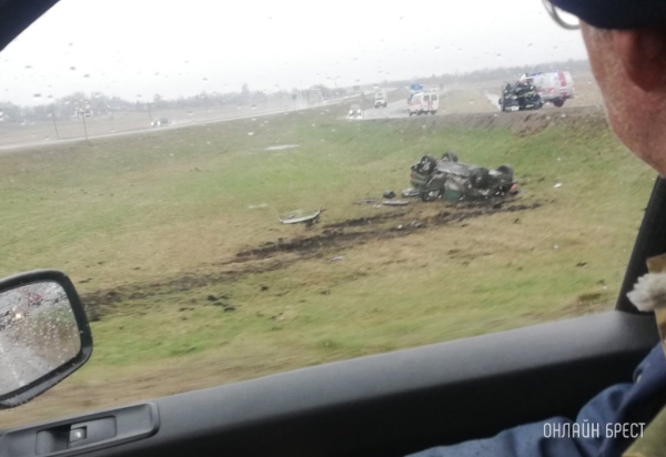 Внедорожник слетел с дороги под Барановичами Внедорожник слетел с дороги под Барановичами