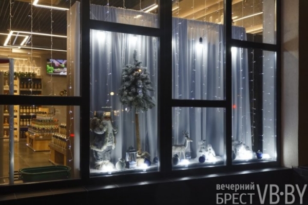 Посмотрите, как брестские заведения украсили витрины к Новому году Посмотрите, как брестские заведения украсили витрины к Новому году