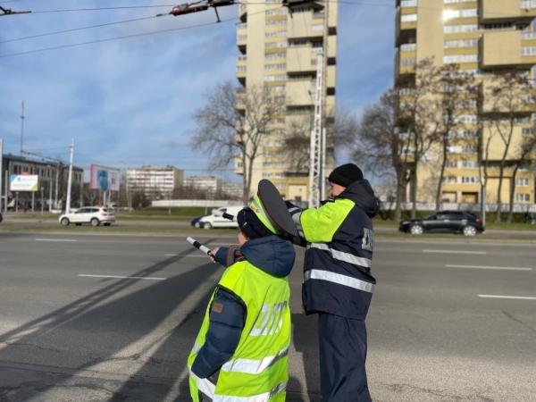 В Бресте дети останавливали водителей и проверяли документы В Бресте дети останавливали водителей и проверяли документы