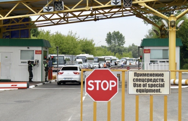 «Одни по 20 часов стоят, другие за ночь $500 делают». Репортаж из пункта пропуска «Брест — Тересполь» «Одни по 20 часов стоят, другие за ночь $500 делают». Репортаж из пункта пропуска «Брест — Тересполь»