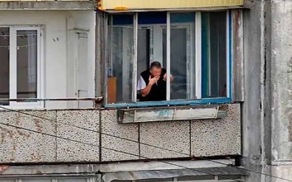 Как наказать жильцов, выбрасывающих мусор в окно? Рассказали специалисты Как наказать жильцов, выбрасывающих мусор в окно? Рассказали специалисты