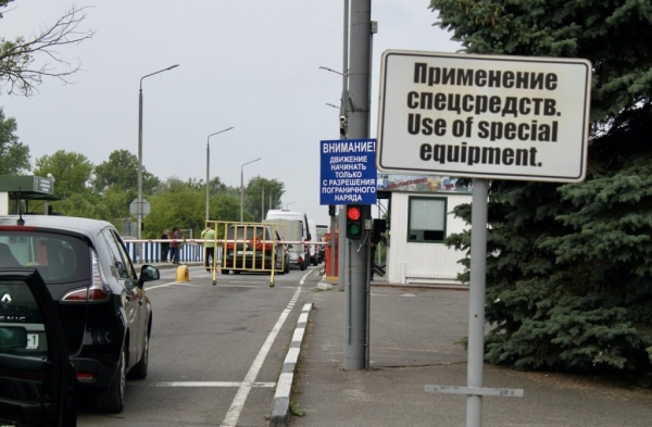 «Одни по 20 часов стоят, другие за ночь $500 делают». Репортаж из пункта пропуска «Брест — Тересполь» «Одни по 20 часов стоят, другие за ночь $500 делают». Репортаж из пункта пропуска «Брест — Тересполь»