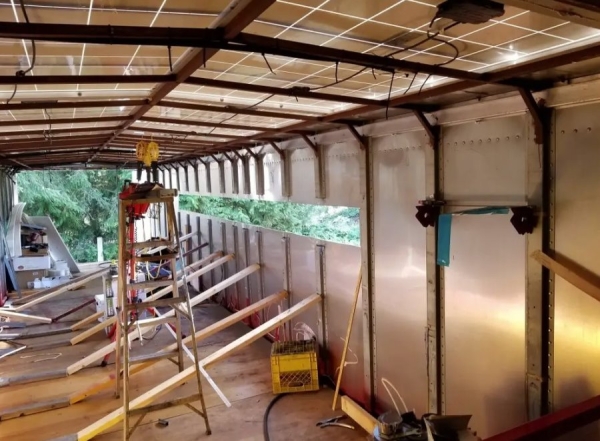 Пенсионеры потратили пять лет и $180 тысяч на превращение старой фуры в большой мобильный дом Пенсионеры потратили пять лет и $180 тысяч на превращение старой фуры в большой мобильный дом