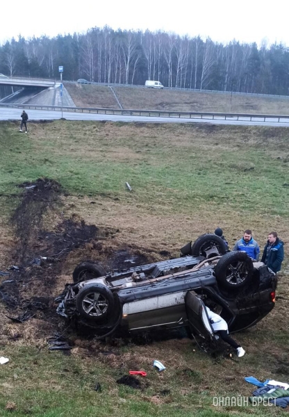 Внедорожник слетел с дороги под Барановичами Внедорожник слетел с дороги под Барановичами