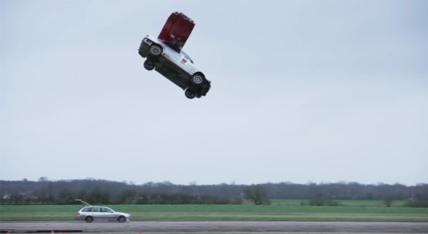 Эксперимент: как далеко может улететь BMW E39, если на нее поставить крылья самолета Эксперимент: как далеко может улететь BMW E39, если на нее поставить крылья самолета